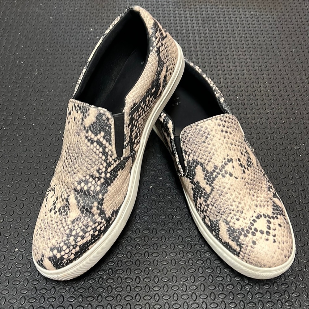 Faux alligator print neutral color flat - extremely comfy!